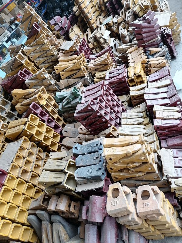 Bagian ember excavator palsu Gigi dan adaptor untuk EX100-2 Max Jaw Pembukaan 500