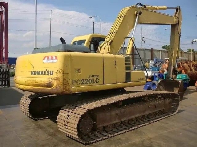 Digunakan Komatsu PC200-6 Excavator dengan mesin Cummins direnovasi untuk konstruksi pertambangan