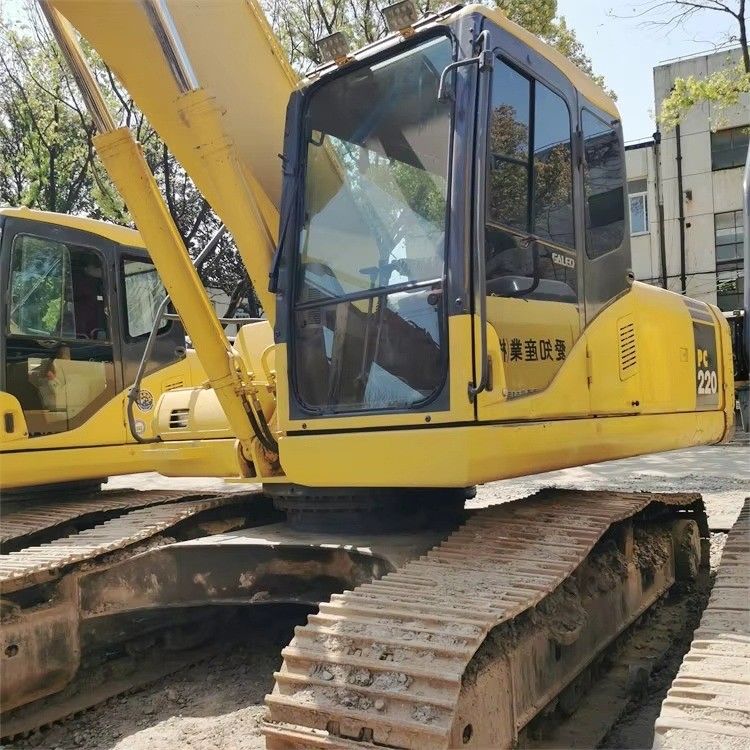 Digunakan Komatsu PC200-6 Excavator dengan mesin Cummins direnovasi untuk konstruksi pertambangan