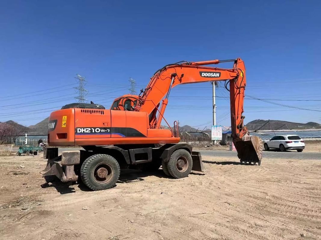 Digunakan Doosan DH210 Wheel Excavator Dengan Drive Hidraulik Dan Berat Operasi Kualitas Baik Excavator