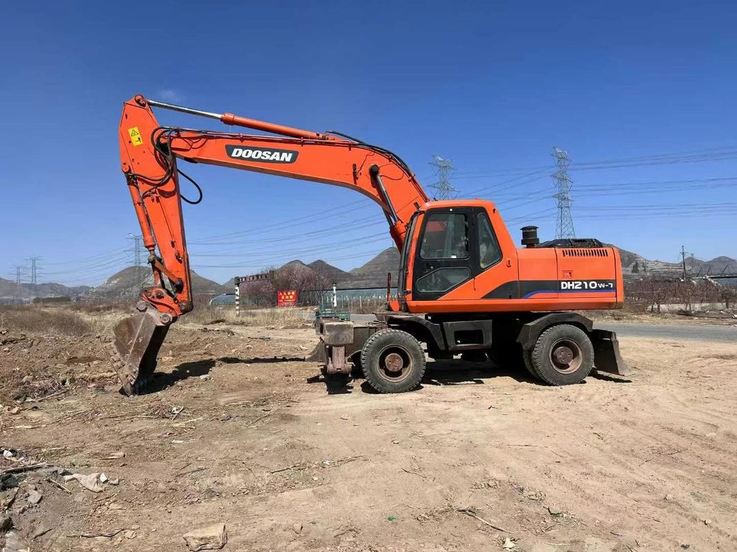 Digunakan Doosan DH210 Wheel Excavator Dengan Drive Hidraulik Dan Berat Operasi Kualitas Baik Excavator