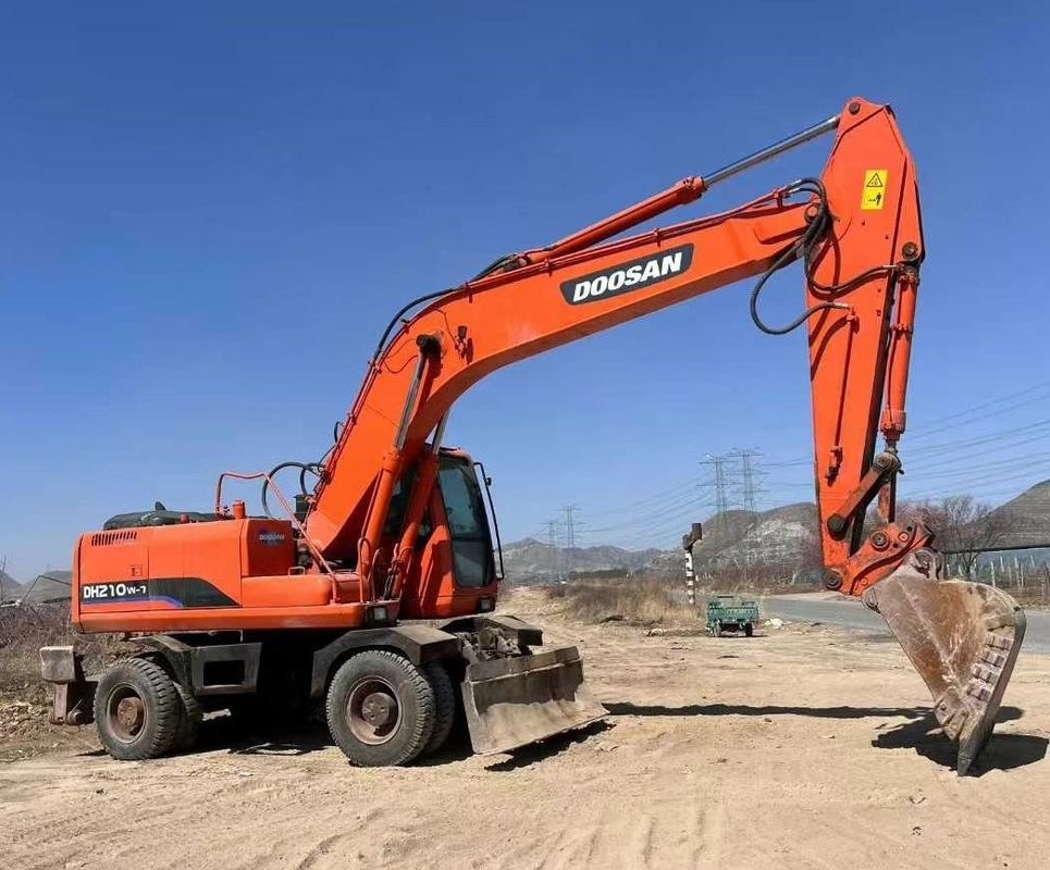 Digunakan Doosan DH210 Wheel Excavator Dengan Drive Hidraulik Dan Berat Operasi Kualitas Baik Excavator