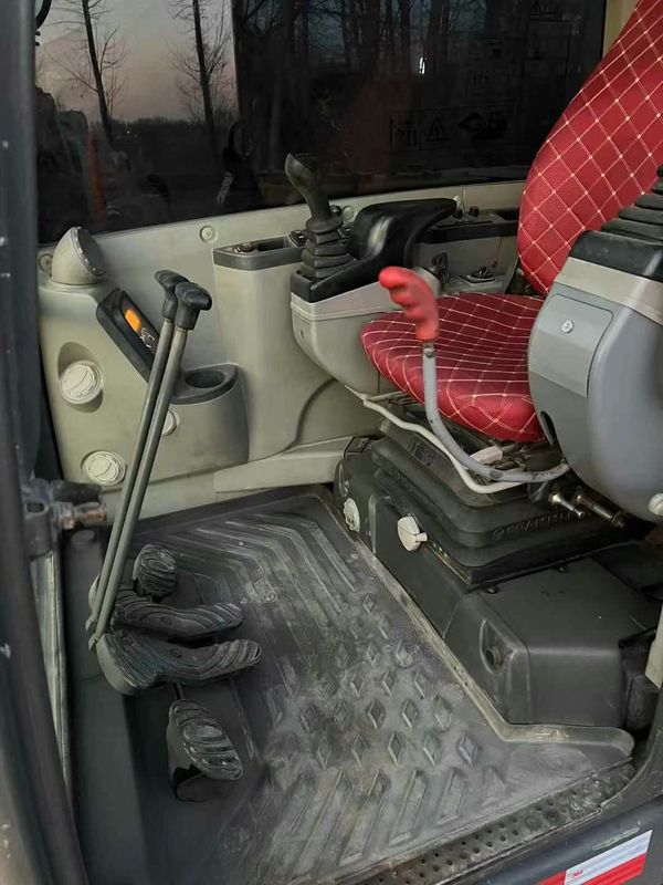 Digunakan Volvo EC80 Performance Black Excavator Untuk Proyek Konstruksi Tugas Berat