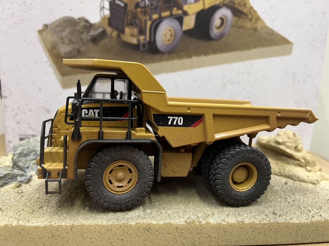 DM 1/50 Scale Heavy Duty Off-Highway Dump Truck Muddy Edisi Khusus Diecast Model 85756