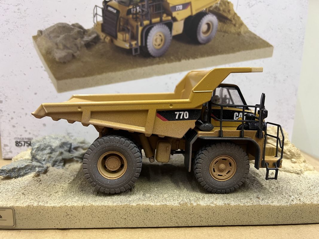 DM 1/50 Scale Heavy Duty Off-Highway Dump Truck Muddy Edisi Khusus Diecast Model 85756
