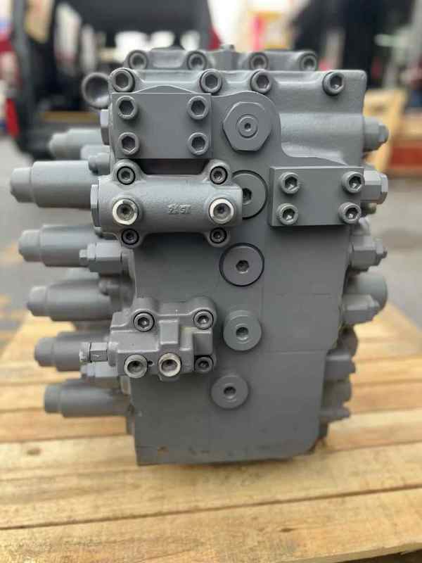 Original Toshiba Main Control Valve UX28 untuk Excavator EC210 Sistem Hidraulik Tekanan Tinggi