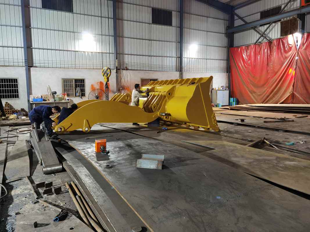 Ember Excavator 5,5 Meter Kubik yang Disesuaikan untuk Wheel Loader Cat 980 - Ember Batu Q355B Tugas Berat