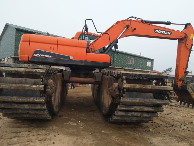 Custom 10-45 Ton Excavator Amphibious Undercarriage Floating Pontoon Track Chassis untuk Proyek Dredging Wetland