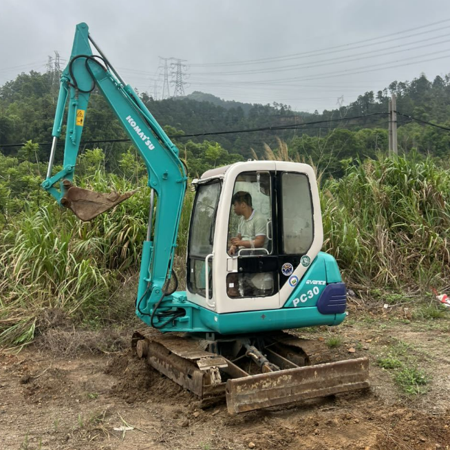 Ekskavator Kompak Komatsu PC30-7 Dengan Kabin Bekas Ekskavator Mini 3 Ton - Mesin Penggali Halus Komatsu, Peralatan Mini Bahan Bakar Rendah untuk Dijual